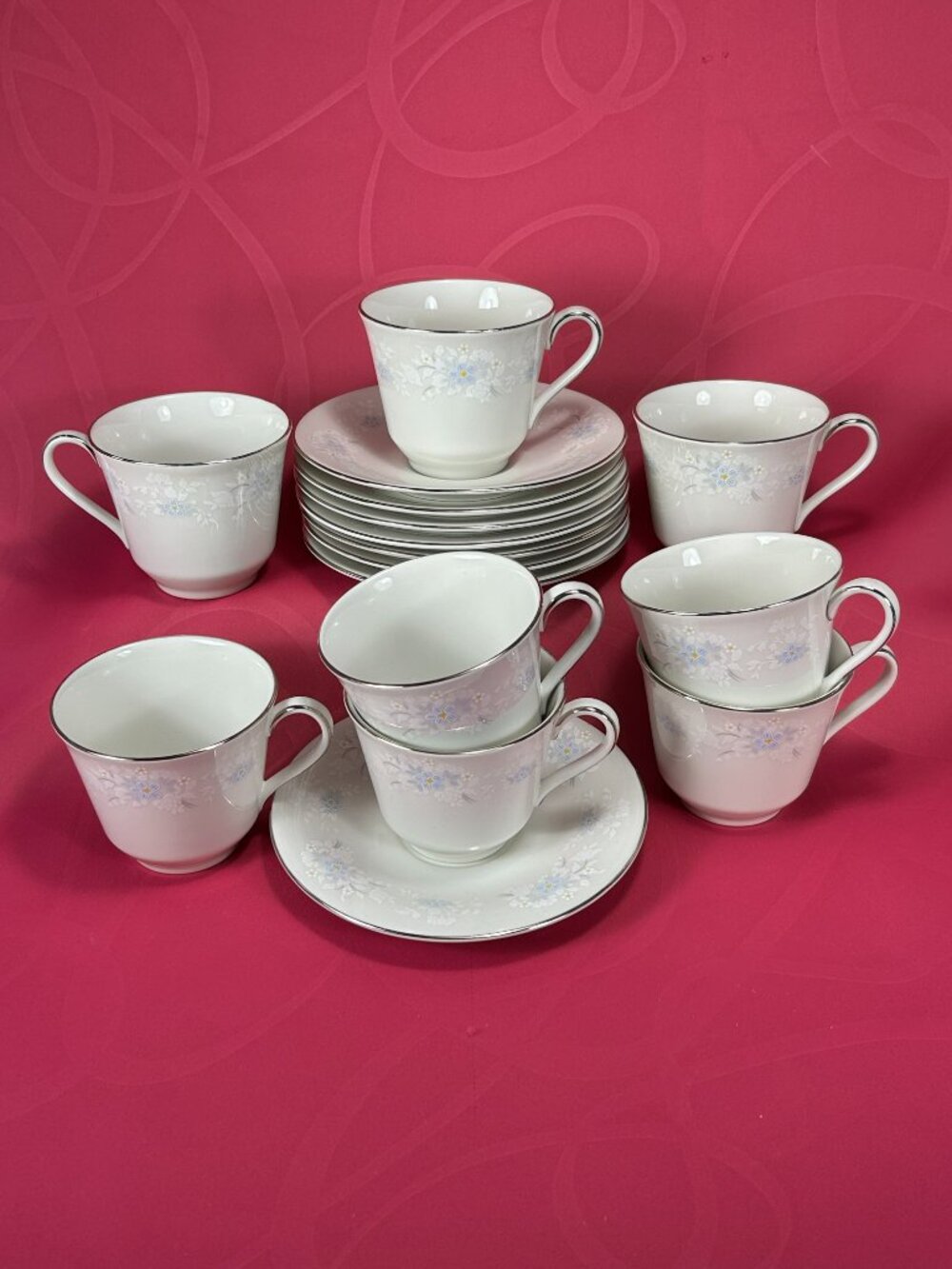 Royal Doulton UK TC1116. 8 sets of beautiful tea cups & saucers